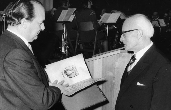 Bürgermeister a.D. Paul Roller (rechts) bei der Verleihung der Ehrenbürgerwürde.  <span class='image-autor'>Foto: p</span>