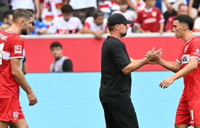VfB-Trainer Sebastian Hoeneß musste mit seinem Team um Bilal El Khannouss und Jeff Chabot die zweite Saison-Niederlage hinnehmen.<span class='image-autor'>THOMAS KIENZLE/afp</span>