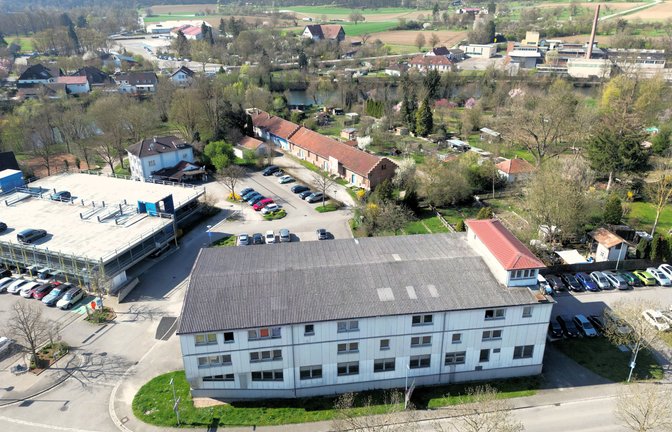 Hier wird sich in den nächsten Jahren einiges ändern: Das Enßle-Gebäude (vorne) wird abgerissen, Gleiches gilt für das Gebäude der Griechischen Gemeinschaft (links hinter dem Parkhaus). Der Pferdestall hingegen (Backsteingebäude in der Bildmitte) soll erhalten bleiben. Die angrenzenden Bürgergärten sowie das Häcker-Areal (andere Flussseite, rechts hinten im Bild) spielen bei der Gartenschau eine große Rolle.  Archivfoto: Küppers