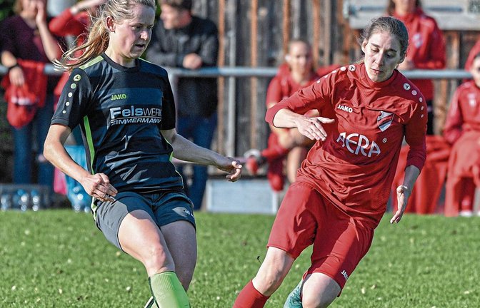 Mit ihrer Schnelligkeit und ihrer guten Technik hat Svenja Blessing (von links) auf der linken Seite der SGM Roßwag/Großglattbach immer wieder für Gefahr gesorgt. Hier kommt Horrheims Jennifer Klink zu spät. Foto: Leitner