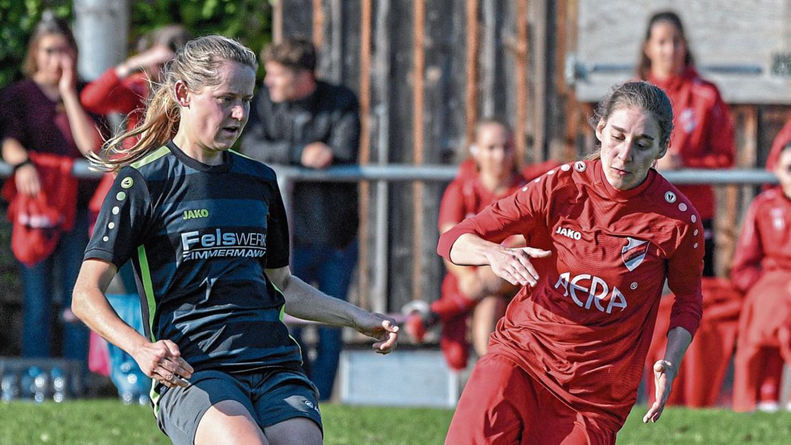 Mit ihrer Schnelligkeit und ihrer guten Technik hat Svenja Blessing (von links) auf der linken Seite der SGM Roßwag/Großglattbach immer wieder für Gefahr gesorgt. Hier kommt Horrheims Jennifer Klink zu spät. Foto: Leitner