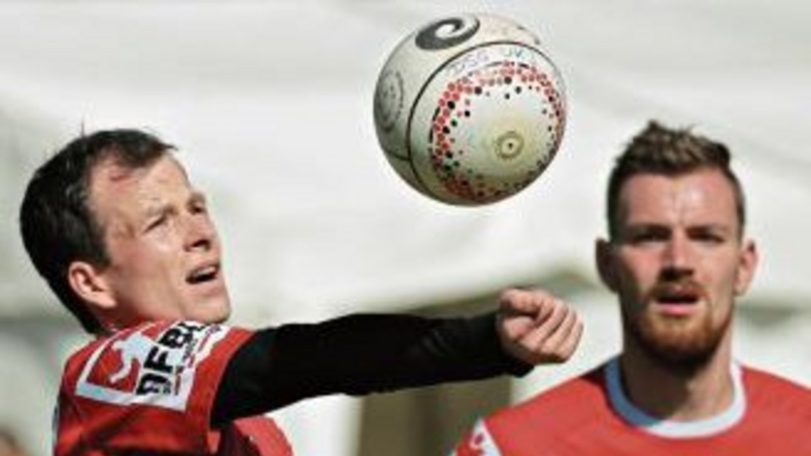 Noch ist es ein eher ungewohntes Bild: Marco Lochmahr legt den Ball für Tobias Knodel auf, der in der ersten Mannschaft des TVV als Angreifer zum Einsatz kommt. Foto: Küppers