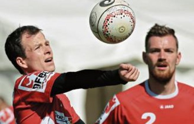 Noch ist es ein eher ungewohntes Bild: Marco Lochmahr legt den Ball für Tobias Knodel auf, der in der ersten Mannschaft des TVV als Angreifer zum Einsatz kommt. Foto: Küppers