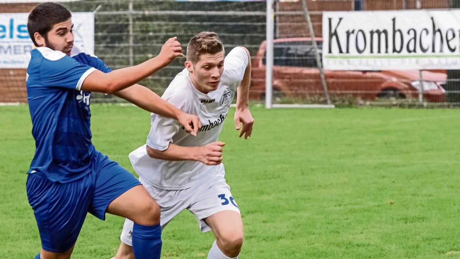 Aurichs Andre Mischker (rechts) setzt sich im Laufduell gegen Vaihingens Ahmed Ciftci durch und gewinnt auch mit seinem Team. Foto: Simecek Aurichs Andre Mischker (rechts) setzt sich im Laufduell gegen Vaihingens Ahmed Ciftci durch und gewinnt auch mit seinem Team. Foto: Simecek