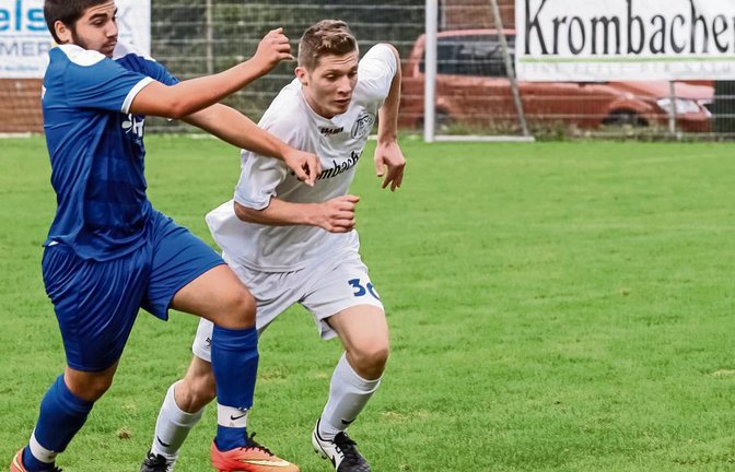 Aurichs Andre Mischker (rechts) setzt sich im Laufduell gegen Vaihingens Ahmed Ciftci durch und gewinnt auch mit seinem Team. Foto: Simecek