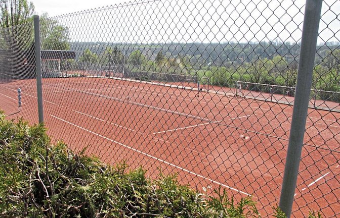 Die Tennisplätze in der Region wie hier auf dem Wolfsberg beim TV Vaihingen sind hergerichtet, aber noch verwaist. Foto: Banholzer