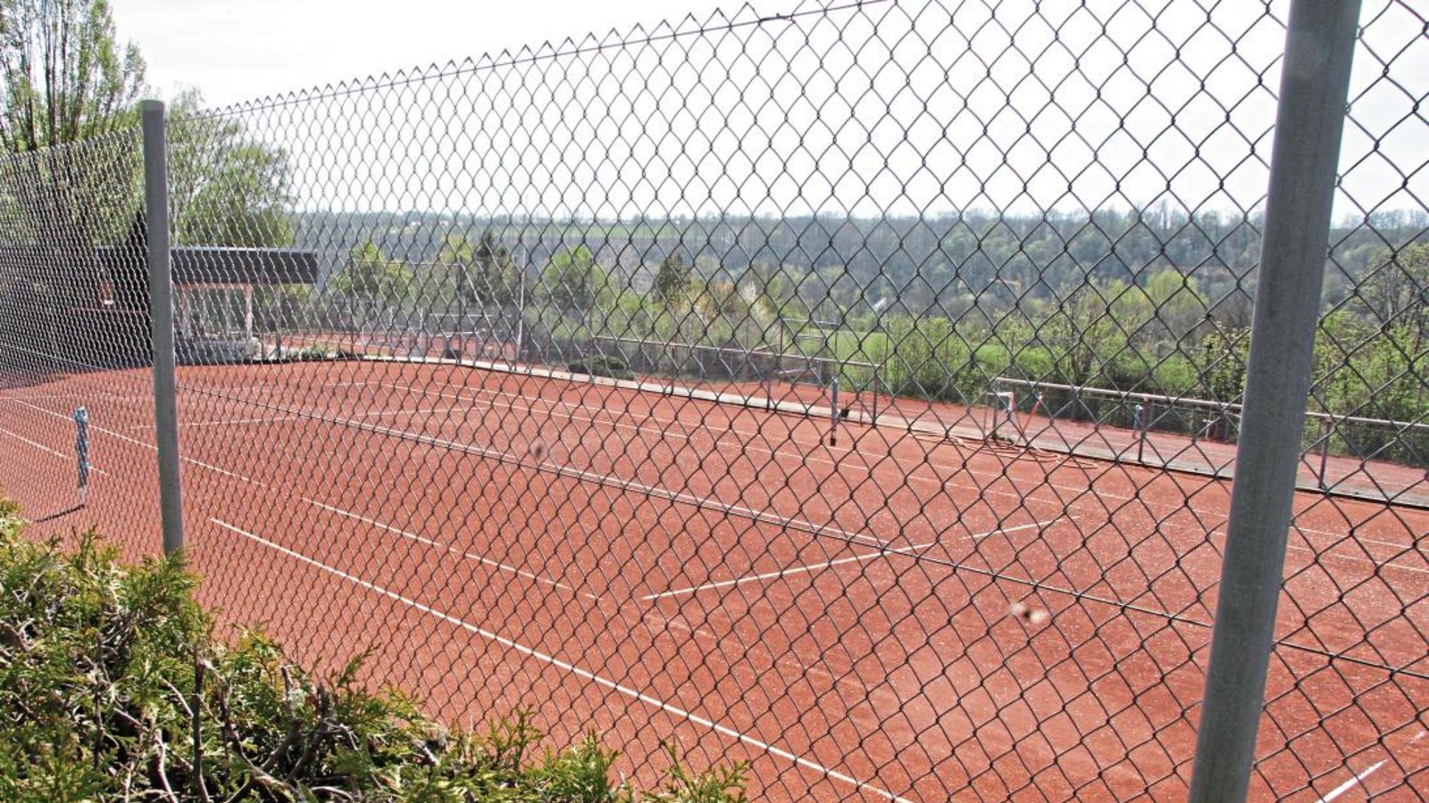 Die Tennisplätze in der Region wie hier auf dem Wolfsberg beim TV Vaihingen sind hergerichtet, aber noch verwaist. Foto: Banholzer