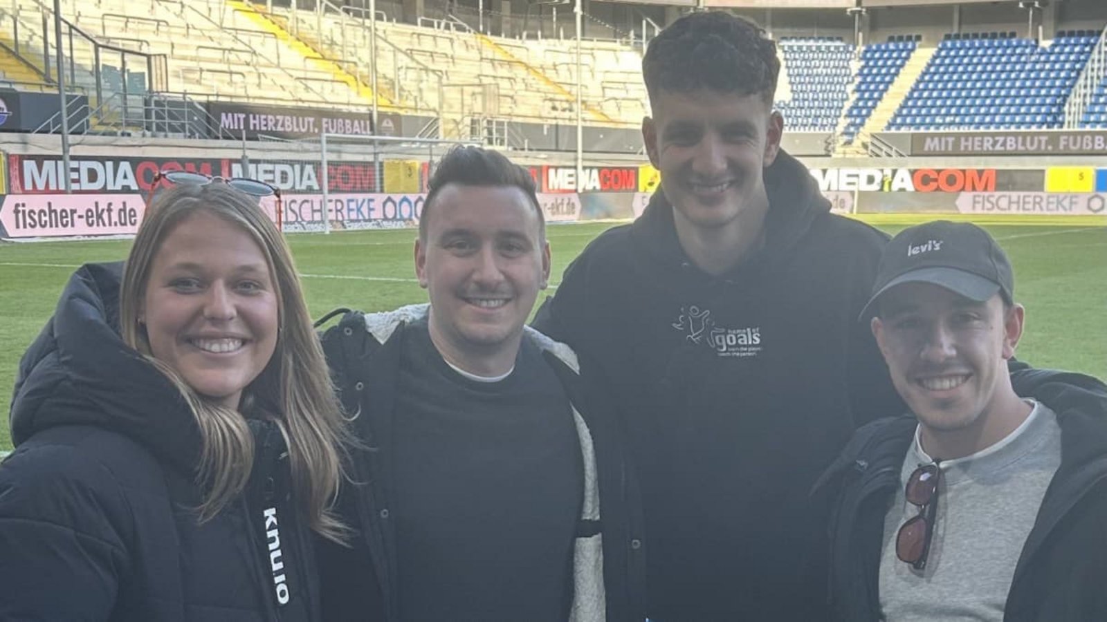 Die Home Of Goals-Gründer Patric Vaihinger (re.) und Julia Hofmann (li.) mit Vaihingers Bruder Manuel (2.v.li.) sowie Profifußballer und Markenbotschafter Daniel Elfadli (2.v.re.).privat Die Home Of Goals-Gründer Patric Vaihinger (re.) und Julia Hofmann (li.) mit Vaihingers Bruder Manuel (2.v.li.) sowie Profifußballer und Markenbotschafter Daniel Elfadli (2.v.re.).privat