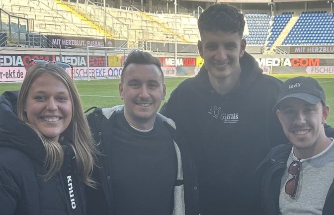Die Home Of Goals-Gründer Patric Vaihinger (re.) und Julia Hofmann (li.) mit Vaihingers Bruder Manuel (2.v.li.) sowie Profifußballer und Markenbotschafter Daniel Elfadli (2.v.re.).<span class='image-autor'>privat</span>