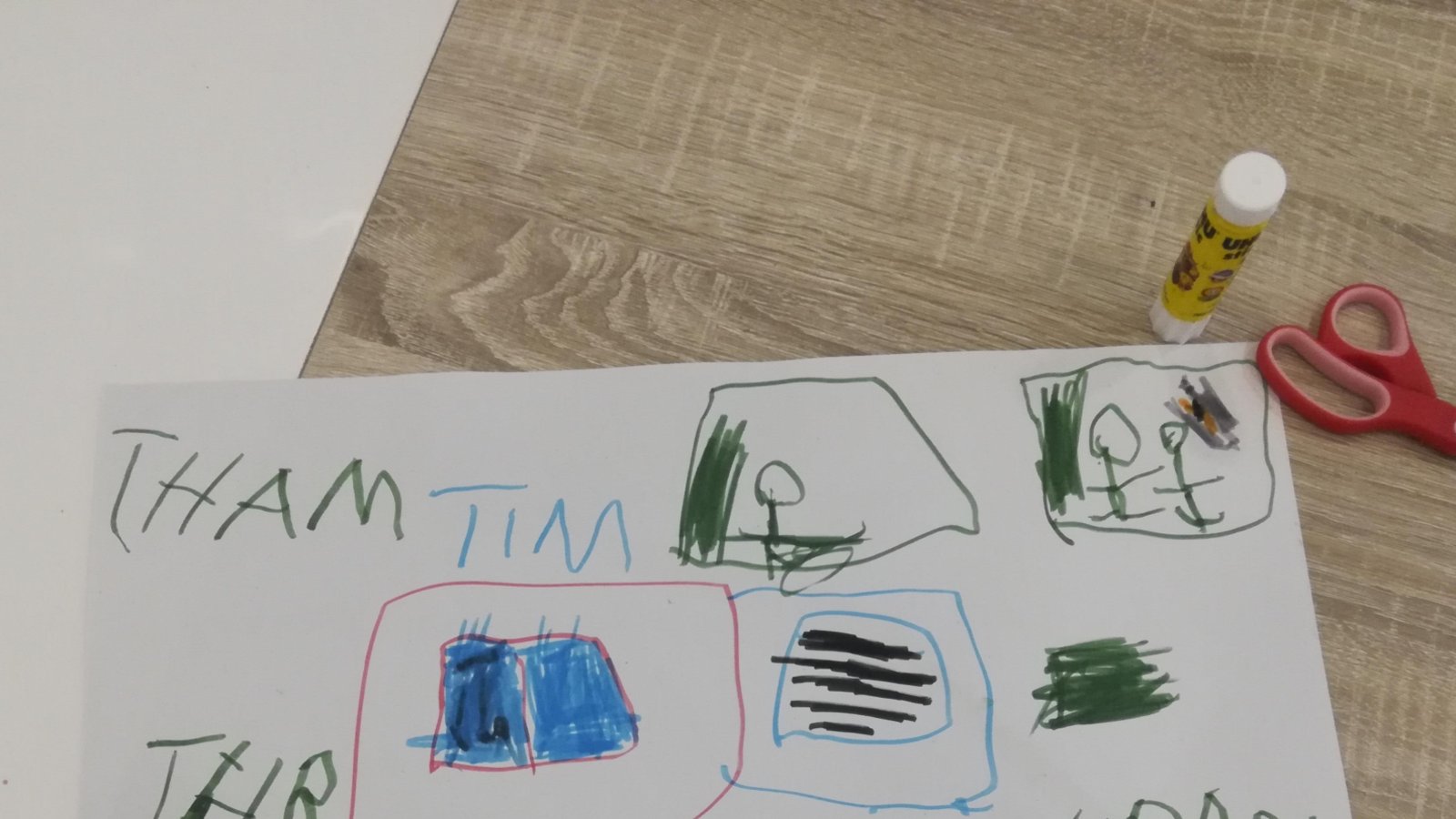 Wenn die Redakteursmami im Homeoffice ist, lässt sich der Nachwuchs zum Zeitungsmachen inspirieren. Im roten Rechteck ist eine zerbrochene Fensterscheibe zu sehen, über die in diesem Kinderblatt berichtet wird. Foto: p Wenn die Redakteursmami im Homeoffice ist, lässt sich der Nachwuchs zum Zeitungsmachen inspirieren. Im roten Rechteck ist eine zerbrochene Fensterscheibe zu sehen, über die in diesem Kinderblatt berichtet wird. Foto: p