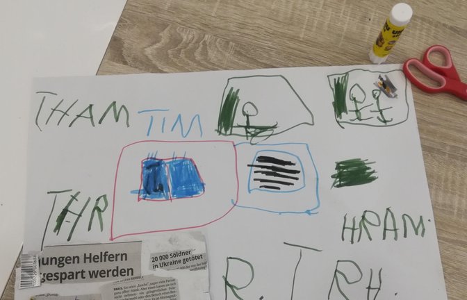 Wenn die Redakteursmami im Homeoffice ist, lässt sich der Nachwuchs zum Zeitungsmachen inspirieren. Im roten Rechteck ist eine zerbrochene Fensterscheibe zu sehen, über die in diesem Kinderblatt berichtet wird. <span class='image-autor'>Foto: p</span>