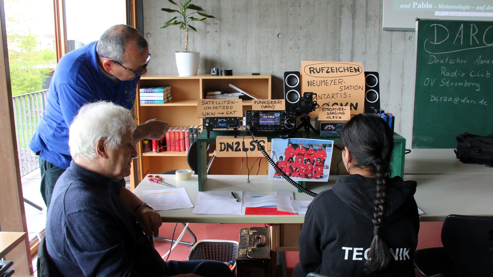 Mit der Aktion möchten die Amateurfunker Herbert Ade-Thurow (vorne) und Rico Abagnale Jugendliche für die Technik begeistern. Foto: Pyta Mit der Aktion möchten die Amateurfunker Herbert Ade-Thurow (vorne) und Rico Abagnale Jugendliche für die Technik begeistern. Foto: Pyta