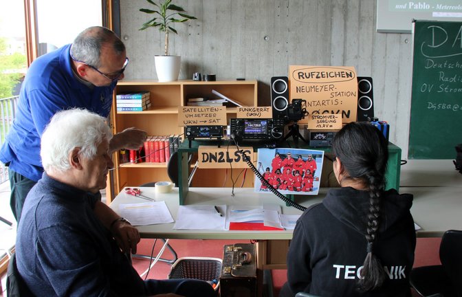 Mit der Aktion möchten die Amateurfunker Herbert Ade-Thurow (vorne) und Rico Abagnale Jugendliche für die Technik begeistern. <span class='image-autor'>Foto: Pyta</span>