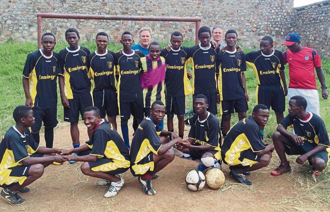 Trikots, die der TSV Ensingen aussortiert hat, sind für eine afrikanische Fußballmannschaft der Schlüssel zum Glück. Nur in einheitlicher Kleidung darf sie am Spielbetrieb teilnehmen. Foto: privat