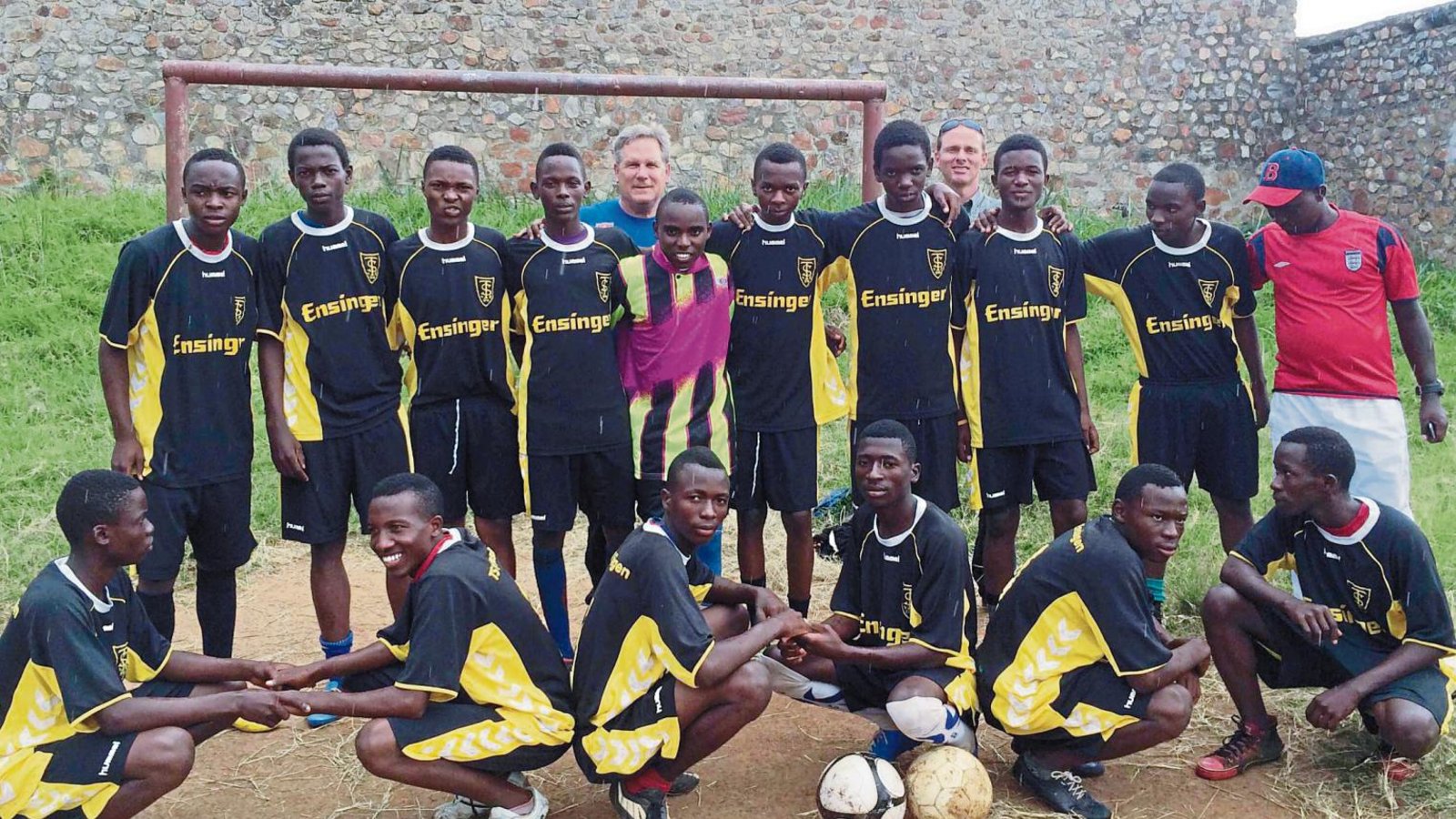 Trikots, die der TSV Ensingen aussortiert hat, sind für eine afrikanische Fußballmannschaft der Schlüssel zum Glück. Nur in einheitlicher Kleidung darf sie am Spielbetrieb teilnehmen. Foto: privat Trikots, die der TSV Ensingen aussortiert hat, sind für eine afrikanische Fußballmannschaft der Schlüssel zum Glück. Nur in einheitlicher Kleidung darf sie am Spielbetrieb teilnehmen. Foto: privat