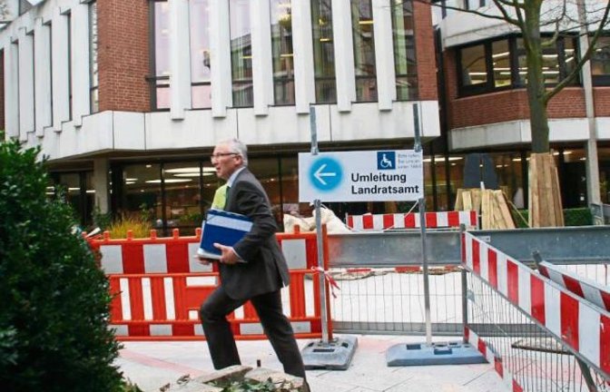 Damit jeder ans Ziel kommt: Im Ludwigsburger Landratsamt gibt es eine exakt ausgeschilderte Umleitung für die Besucher, denn vor dem Haupteingang wird der unebene Plattenbelag saniert.  Foto: Arning