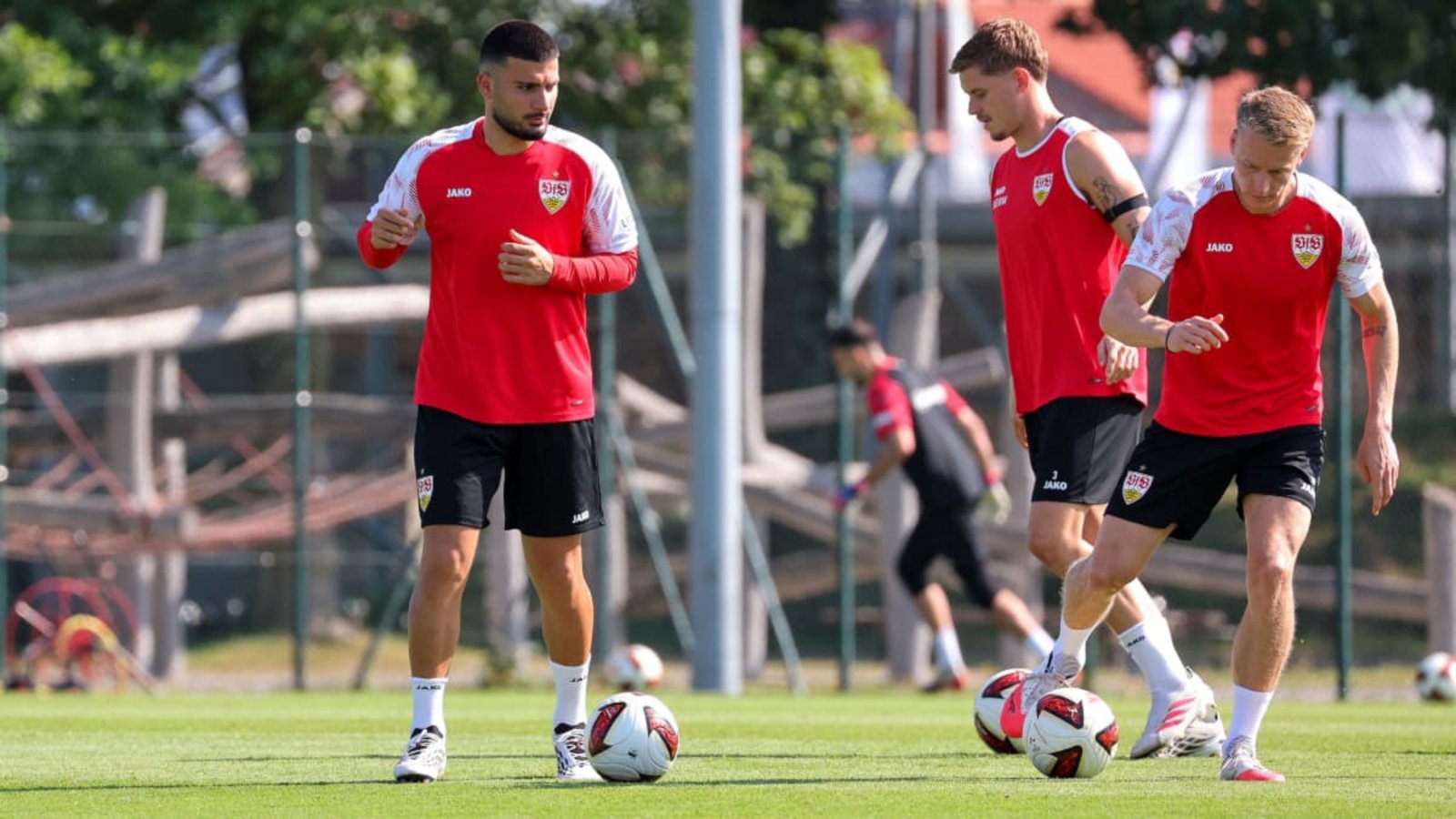 Deniz Undav (links) ist wieder ins VfB-Training eingestiegenAlexander Keppler