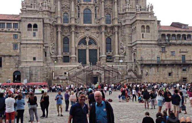 Gestartet am 25. Juli haben die beiden Enzweihinger Othmar Zeller und Oskar Hess jetzt mit ihren Treckergespannen Santiago de Compostela in Spanien erreicht. „Wir sind glücklich dass wir es geschafft haben.“ 2300 Kilometer haben die Fahrzeuge gut durchgeh