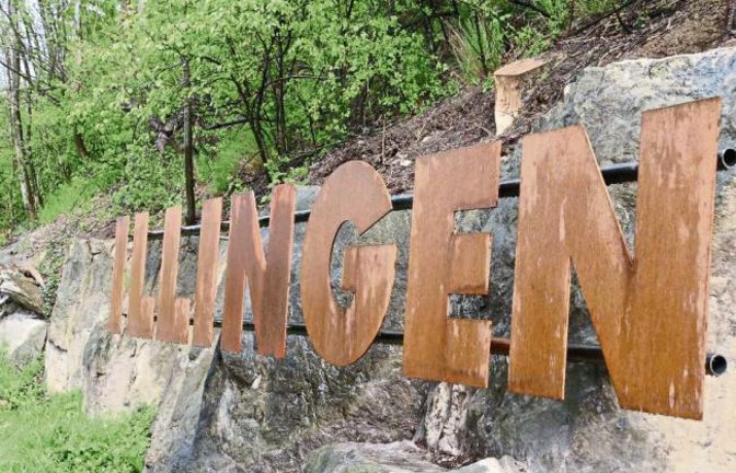 Man muss schon zweimal hinschauen, um den Illingen-Schriftzug an der Einmündung der Vaihinger Straße in die Bundesstraße 10 zu erkennen. Zum 1250-jährigen Bestehen gibt es die nachhaltige Verschönerung an den Ortseingängen. Foto: Bögel