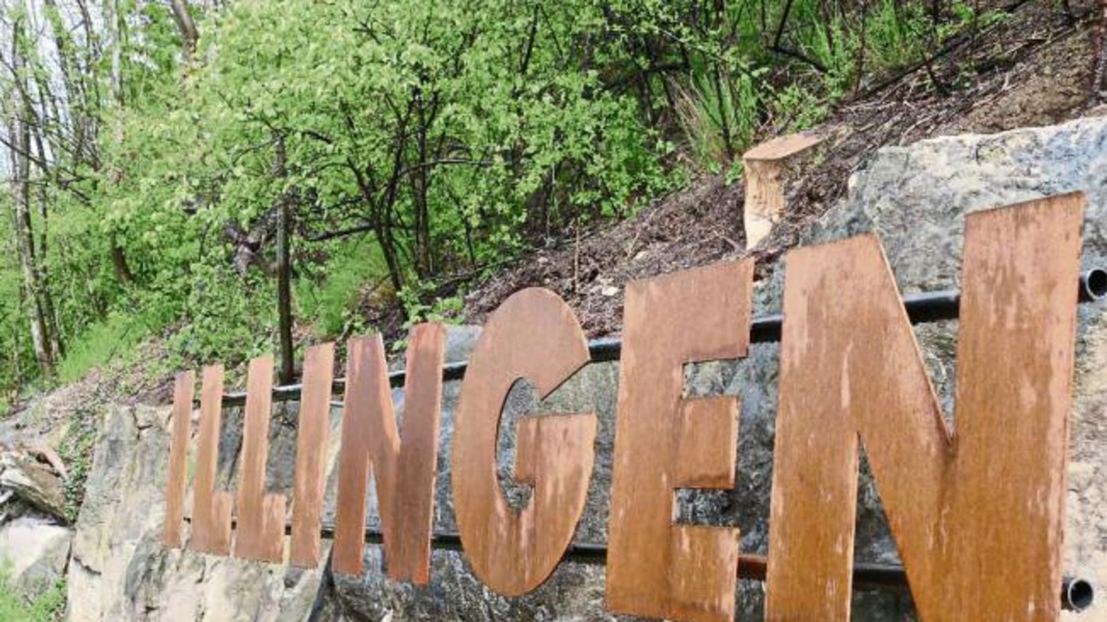 Man muss schon zweimal hinschauen, um den Illingen-Schriftzug an der Einmündung der Vaihinger Straße in die Bundesstraße 10 zu erkennen. Zum 1250-jährigen Bestehen gibt es die nachhaltige Verschönerung an den Ortseingängen. Foto: Bögel Man muss schon zweimal hinschauen, um den Illingen-Schriftzug an der Einmündung der Vaihinger Straße in die Bundesstraße 10 zu erkennen. Zum 1250-jährigen Bestehen gibt es die nachhaltige Verschönerung an den Ortseingängen. Foto: Bögel