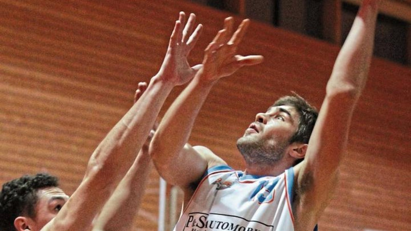 Der Ball hat sich noch ein bisschen wie ein Fremdkörper nach der langen Pause angefühlt. Dennoch setzte Matthias Müller (Mitte) auch offensiv gleich wieder Akzente. Foto: Nachreiner Der Ball hat sich noch ein bisschen wie ein Fremdkörper nach der langen Pause angefühlt. Dennoch setzte Matthias Müller (Mitte) auch offensiv gleich wieder Akzente. Foto: Nachreiner