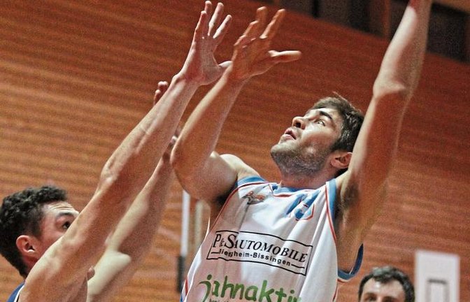 Der Ball hat sich noch ein bisschen wie ein Fremdkörper nach der langen Pause angefühlt. Dennoch setzte Matthias Müller (Mitte) auch offensiv gleich wieder Akzente. Foto: Nachreiner
