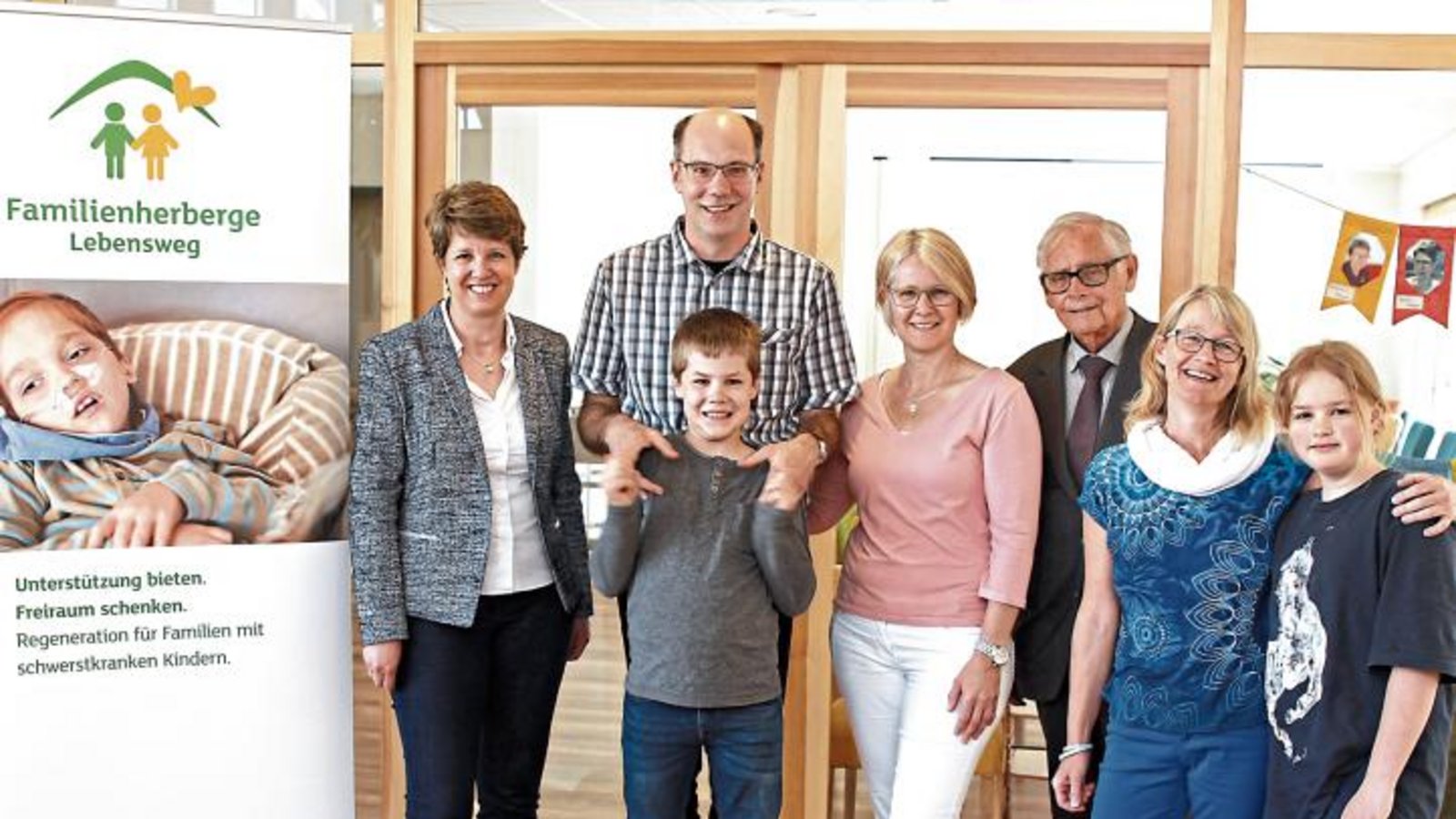 Fröhliche Gesichter in der Schützinger Familienherberge vor dem Hintergrund einer Zuwendung in Höhe von knapp 135 000 Euro durch die katholische Veronika-Stiftung: Von links Stefanie Köppl-Rau, Gast-Familie Peter und Monika Görg mit Sohn Leon, Stiftungsvorsitzender Peter Antretter und Karin Eckstein mit Gastkind Diana. Foto: Kollros