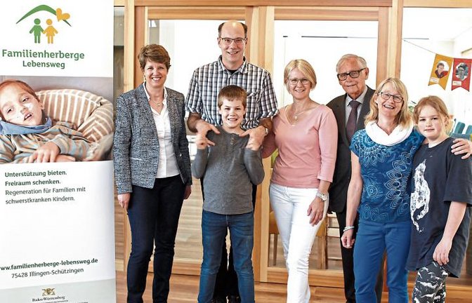 Fröhliche Gesichter in der Schützinger Familienherberge vor dem Hintergrund einer Zuwendung in Höhe von knapp 135 000 Euro durch die katholische Veronika-Stiftung: Von links Stefanie Köppl-Rau, Gast-Familie Peter und Monika Görg mit Sohn Leon, Stiftungsvorsitzender Peter Antretter und Karin Eckstein mit Gastkind Diana. Foto: Kollros