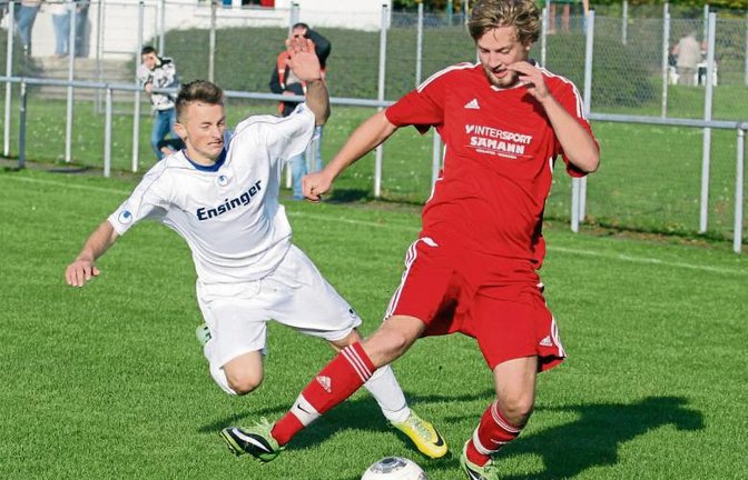 Gündelbachs Granit Isafi (links) und Großglattbachs Thomas Kurfiß kommen bei einem Zweikampf ins Straucheln. Foto: Bürkle