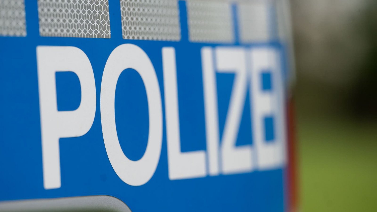 Die Polizei muss am Samstagmorgen die A8 in Richtung Karlsruhe sperren. (Symbolbild)Marijan Murat/dpa Die Polizei muss am Samstagmorgen die A8 in Richtung Karlsruhe sperren. (Symbolbild)Marijan Murat/dpa