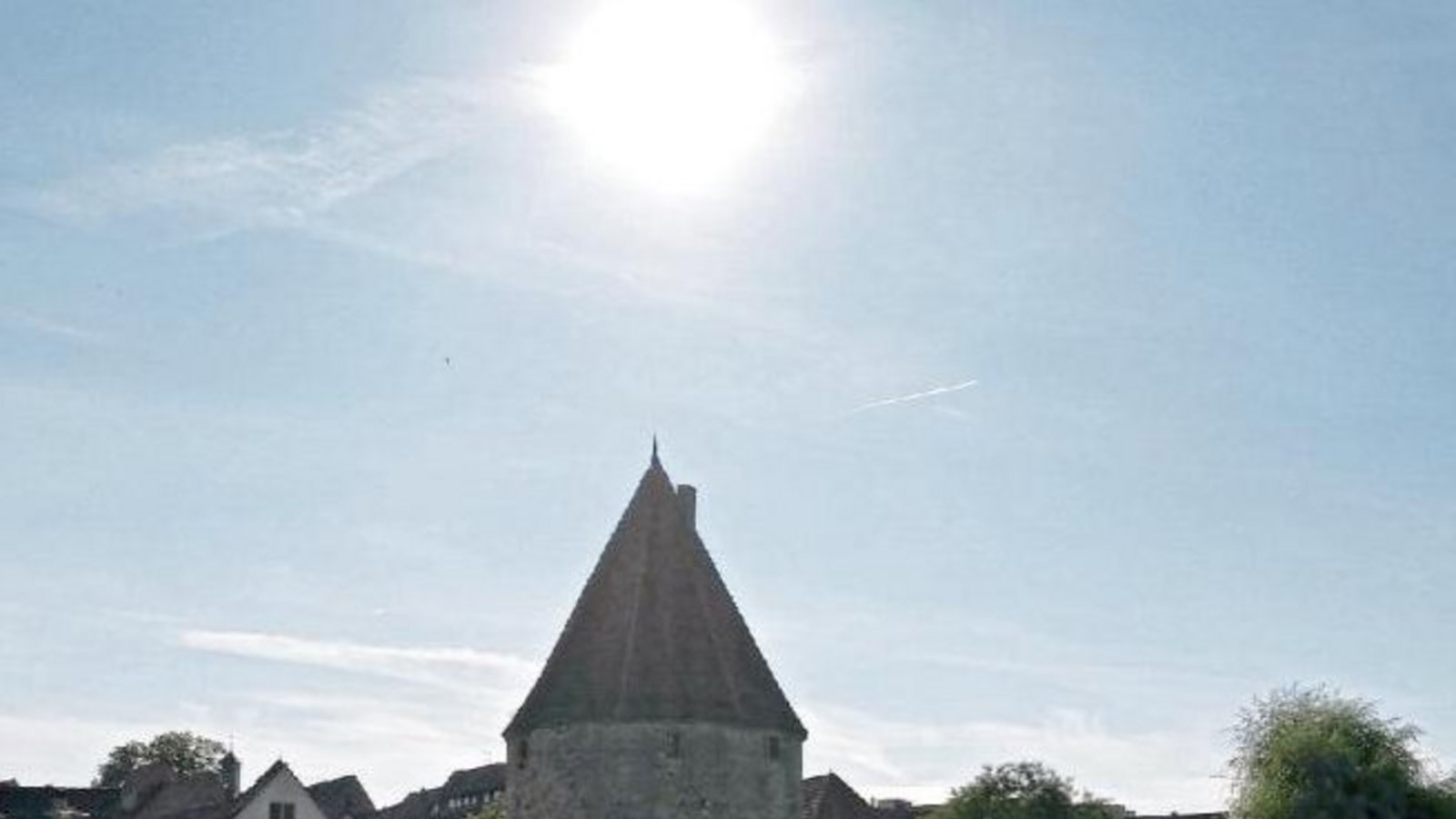 Die Morgensonne erstrahlt über dem Vaihinger Pulverturm.  Foto: Romanowski