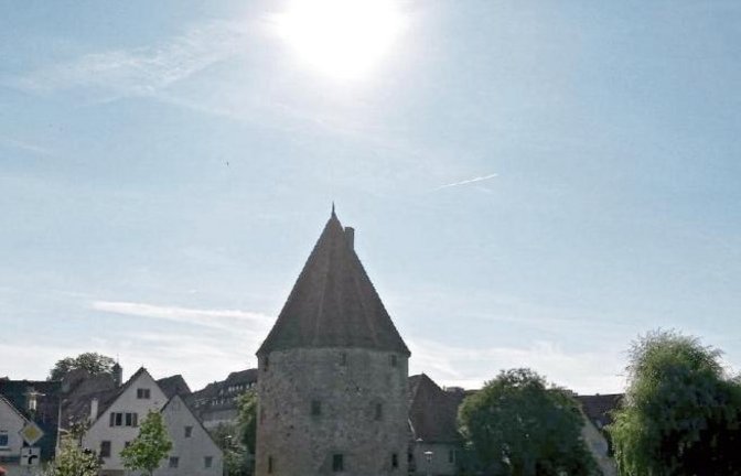 Die Morgensonne erstrahlt über dem Vaihinger Pulverturm.  Foto: Romanowski