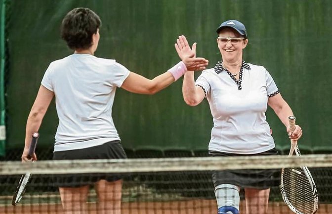Melanie Eisenmann (TSV Kleinglattbach) sichert sich beim Tiebreak-Cup im Mixed mit Klaus Renz (oben rechts) den Titel. Im Frauendoppel mit Sabine Welleba (unten rechts) muss sie sich allerdings aufgrund des Punkteverhältnisses mit Platz zwei begnügen. Fotos: Simecek