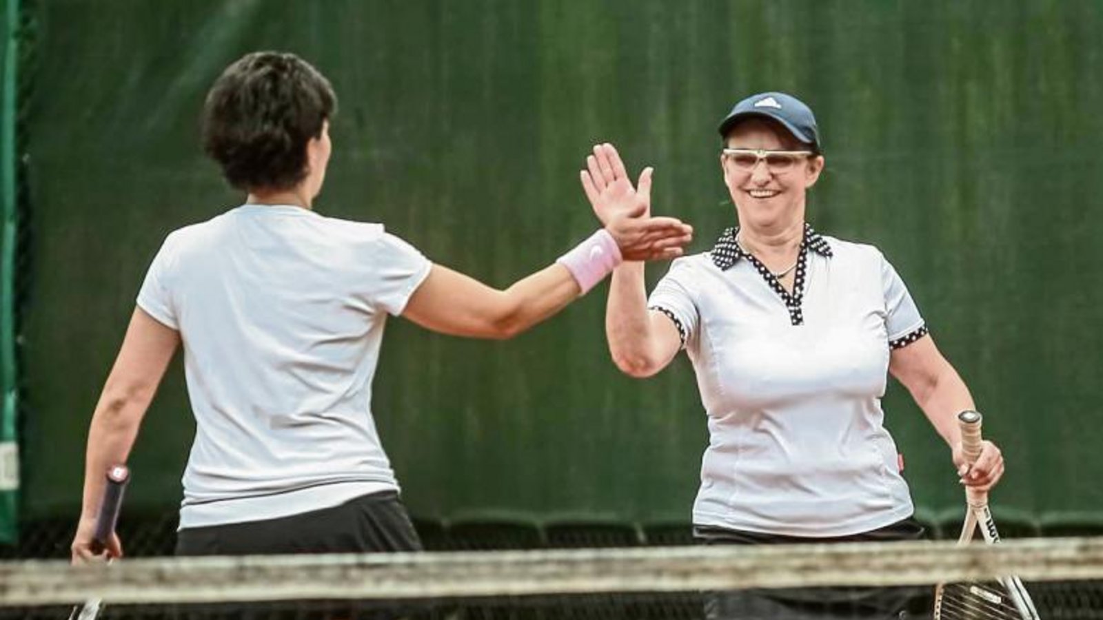 Melanie Eisenmann (TSV Kleinglattbach) sichert sich beim Tiebreak-Cup im Mixed mit Klaus Renz (oben rechts) den Titel. Im Frauendoppel mit Sabine Welleba (unten rechts) muss sie sich allerdings aufgrund des Punkteverhältnisses mit Platz zwei begnügen. Fotos: Simecek