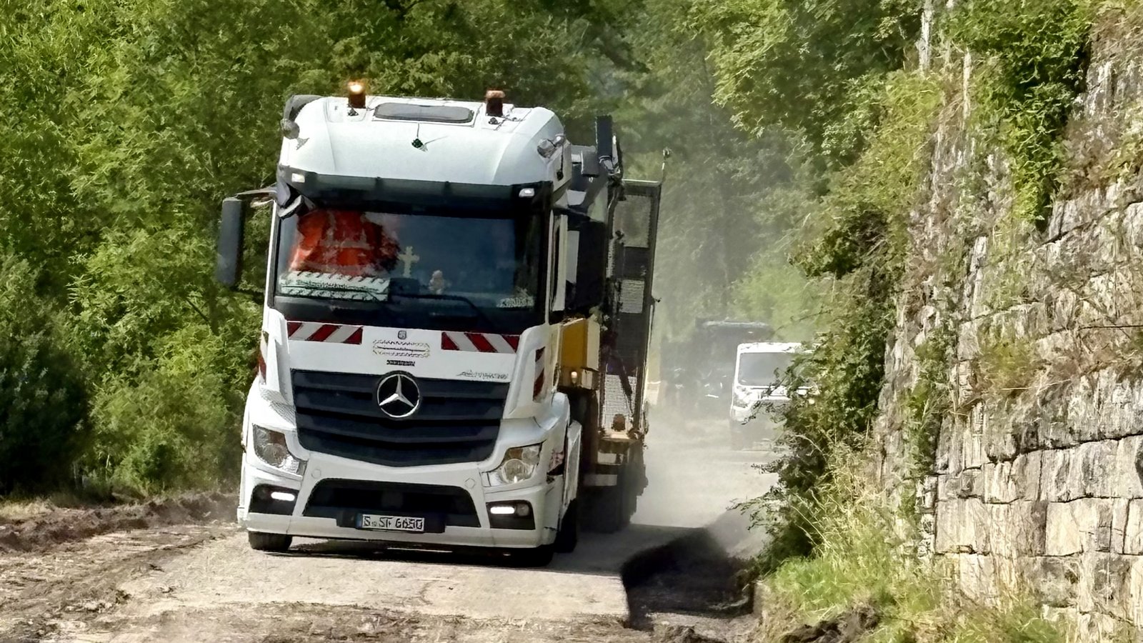 Baufahrzeuge können aufgrund der Enge der Baustelle nur in eine Richtung fahren. Foto: p Baufahrzeuge können aufgrund der Enge der Baustelle nur in eine Richtung fahren. Foto: p