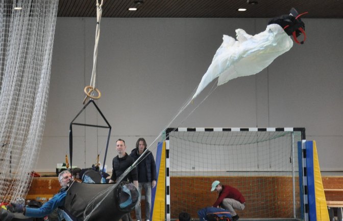 Meistens klappte der Einsatz des Rettungsschirmes ganz gut.  <span class='image-autor'>Foto: p</span>