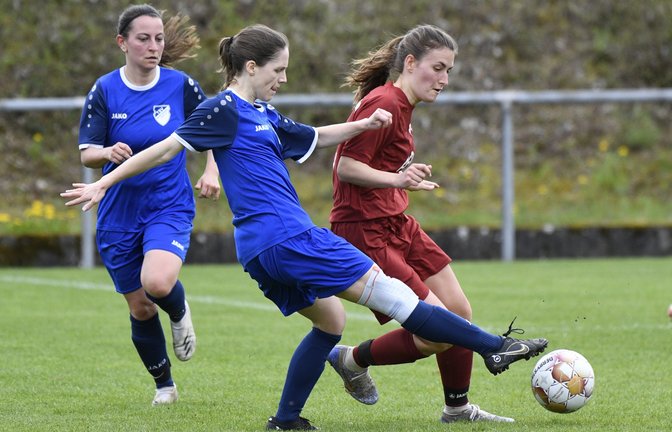 Kein Durchkommen gibt es für Kerstin Englert (rechts) vom SV Horrheim gegen ihre Gegenspielerin und Torschützin Annamaria Weiss vom TSV Münchingen II. <span class='image-autor'>Foto: Leitner</span>