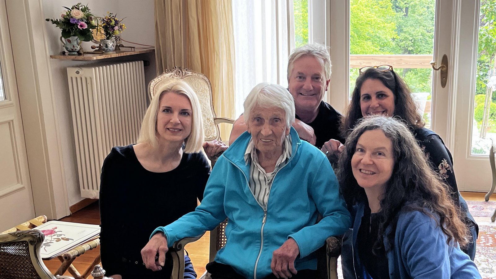 Gemeinsame Arbeit am Buch: Wendelgard von Staden und Sohn Georg, Myriam Anger (l.), Clara Napoli (r.) und Susanne Bajohr (hinten r.). Foto: p Gemeinsame Arbeit am Buch: Wendelgard von Staden und Sohn Georg, Myriam Anger (l.), Clara Napoli (r.) und Susanne Bajohr (hinten r.). Foto: p