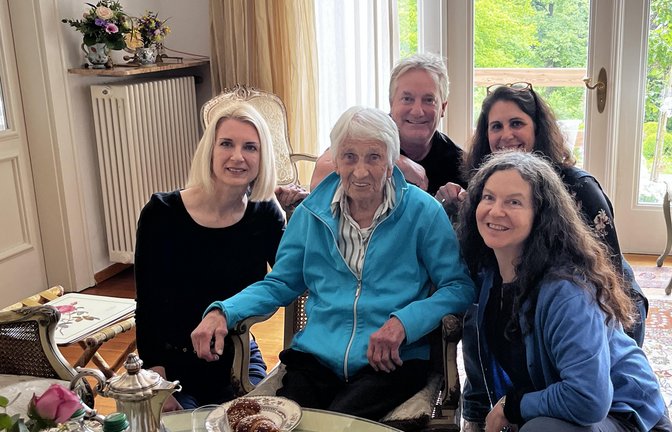 Gemeinsame Arbeit am Buch: Wendelgard von Staden und Sohn Georg, Myriam Anger (l.), Clara Napoli (r.) und Susanne Bajohr (hinten r.). <span class='image-autor'>Foto: p</span>
