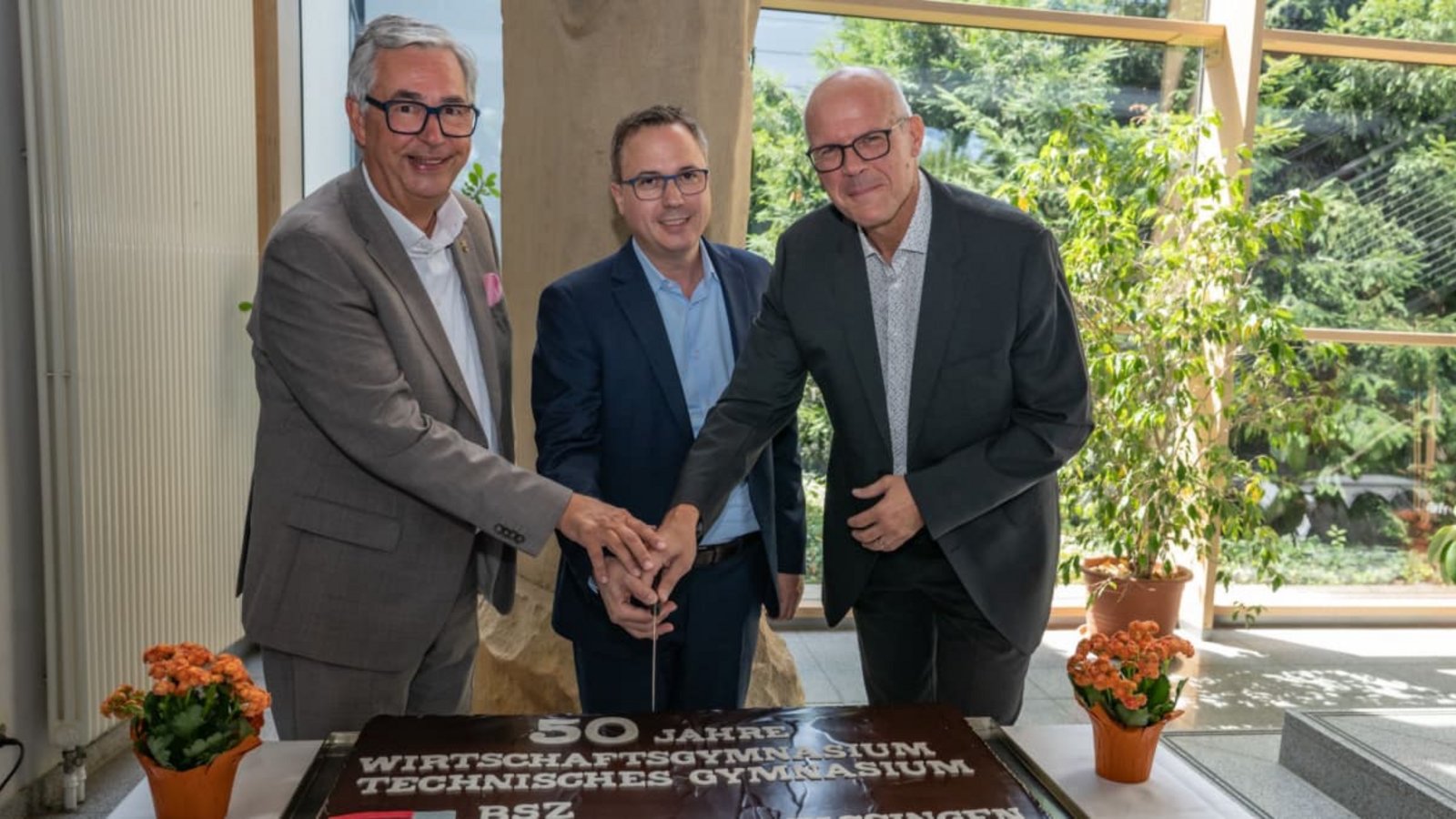 Landrat Dietmar Allgaier, Staatssekretär Andreas Deuschle (MdL) und Schulleiter Stefan Ranzinger (v.li.) schneiden die Torte zum 50. Geburtstag des Beruflichen Gymnasiums an.Markus Schöll Landrat Dietmar Allgaier, Staatssekretär Andreas Deuschle (MdL) und Schulleiter Stefan Ranzinger (v.li.) schneiden die Torte zum 50. Geburtstag des Beruflichen Gymnasiums an.Markus Schöll