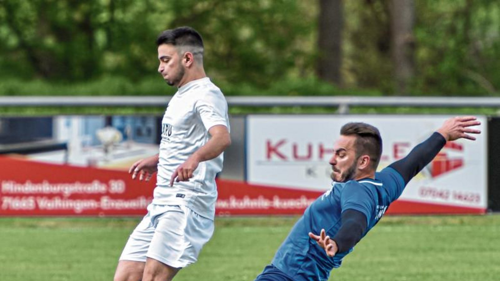 Tobias Staiger (rechts) von der SpVgg Bissingen versucht hier, Enzweihingens Fatih Atalay zu stoppen, was ihm aber nicht gelang. Foto: Leitner