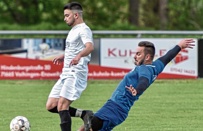 Tobias Staiger (rechts) von der SpVgg Bissingen versucht hier, Enzweihingens Fatih Atalay zu stoppen, was ihm aber nicht gelang. Foto: Leitner