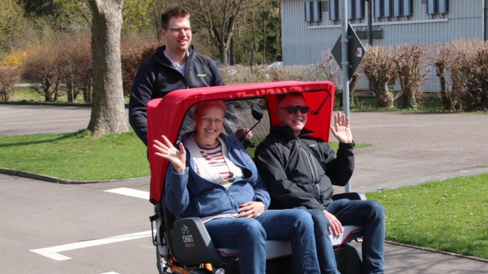 Spaß bei der Ausfahrt mit der Bürger-Treff-Rikscha. Hier lassen sich Maria Bontrup und der Bürger-Treff-Vorsitzende Klaus-Peter Hilgers von Ralf Bontrup chauffieren.  Foto: bt