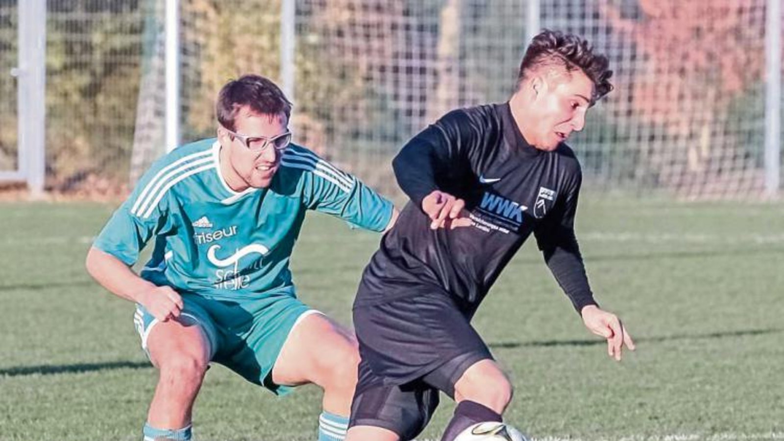 Kampf um den Ball: Iptingens Marco Keller (links) und sein Kontrahent Robin Heck vom SV Riet. Nach einer halben Stunde war der Sieg des SVR bereits vorprogrammiert. Foto: Simecek Kampf um den Ball: Iptingens Marco Keller (links) und sein Kontrahent Robin Heck vom SV Riet. Nach einer halben Stunde war der Sieg des SVR bereits vorprogrammiert. Foto: Simecek