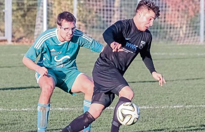 Kampf um den Ball: Iptingens Marco Keller (links) und sein Kontrahent Robin Heck vom SV Riet. Nach einer halben Stunde war der Sieg des SVR bereits vorprogrammiert. Foto: Simecek