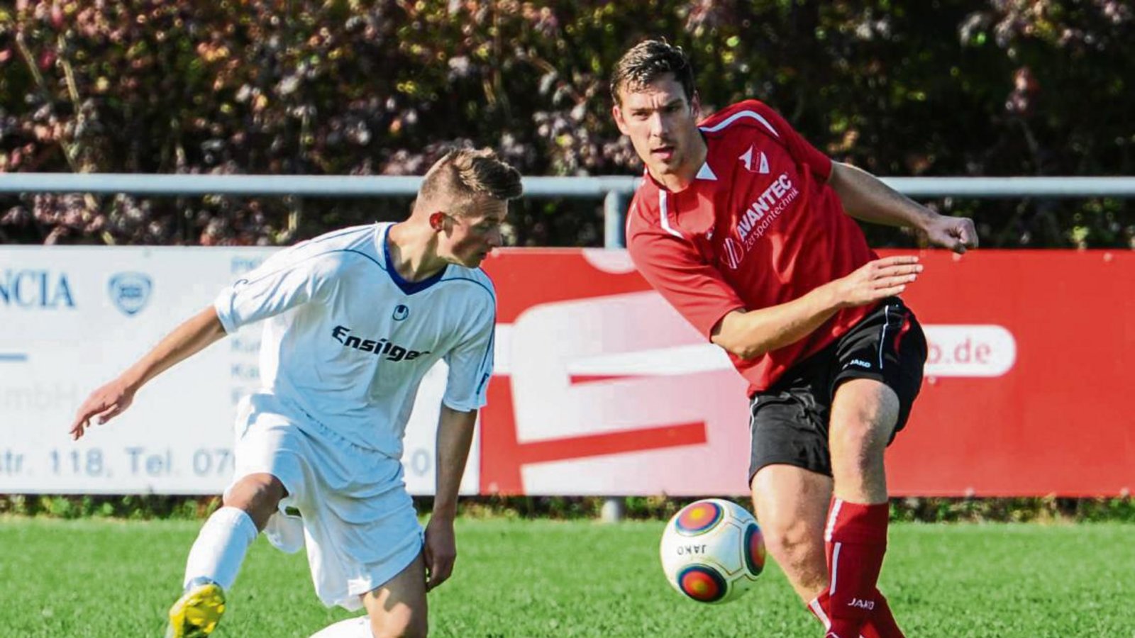 Immer einen Schritt zu weit weg waren die Gündelbacher im Duell gegen den SVH wie hier Granit Isafi (links) gegen Mario Vehlgut. Foto: Leitner Immer einen Schritt zu weit weg waren die Gündelbacher im Duell gegen den SVH wie hier Granit Isafi (links) gegen Mario Vehlgut. Foto: Leitner