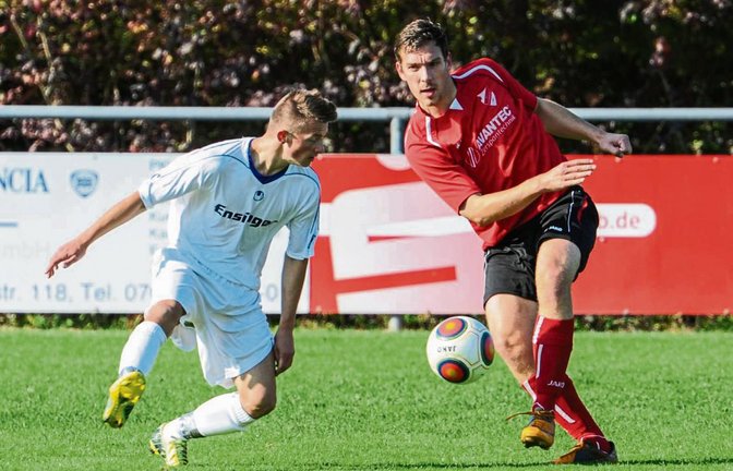 Immer einen Schritt zu weit weg waren die Gündelbacher im Duell gegen den SVH wie hier Granit Isafi (links) gegen Mario Vehlgut. Foto: Leitner