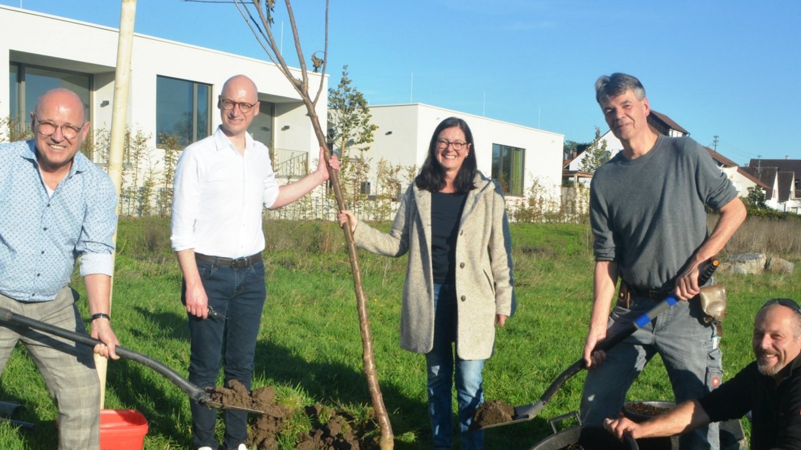Baumpflanzung in Illingen (von links): Frank Lemke, Philippe A. Singer, Angela Adam, Christof Hilligard und Jens Hartmann. Foto: Stahlfeld Baumpflanzung in Illingen (von links): Frank Lemke, Philippe A. Singer, Angela Adam, Christof Hilligard und Jens Hartmann. Foto: Stahlfeld