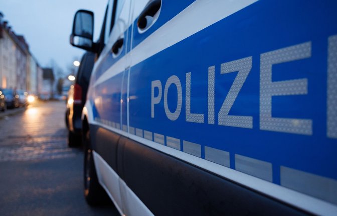 Ein Fahrzeug der Polizei steht auf einer Straße. (zu dpa: «Uhu auf der Straße: 14-Jähriger überschlägt sich mit Auto»)<span class='image-autor'>Friso Gentsch/dpa</span>