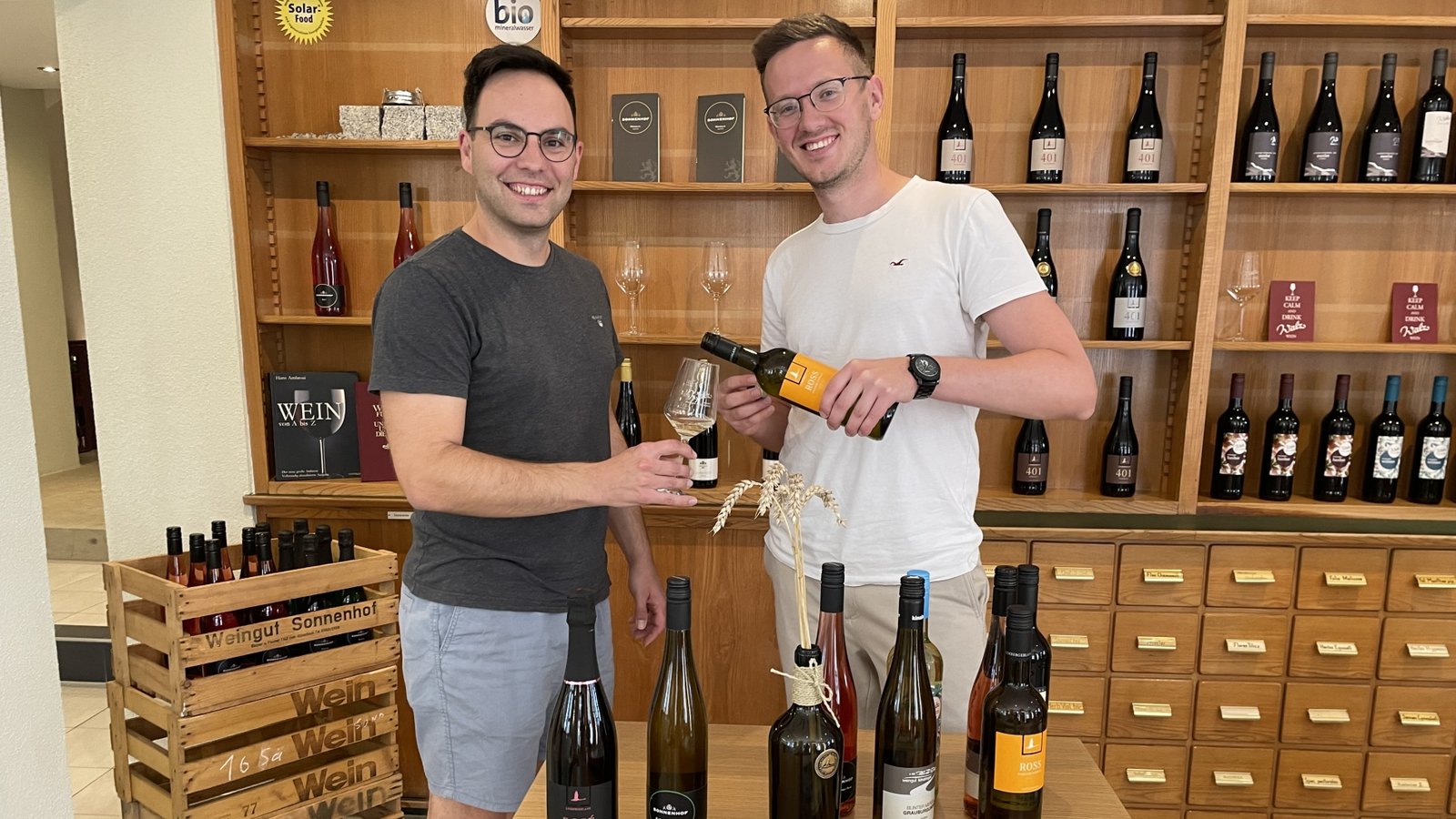 Betreiben seit Juli 2022 die Vahinger Weinlöwen-Vinothek: Philipp Ernst (links) und Sebastian Feuerstein.  Archivfoto: VKZ/Stogios